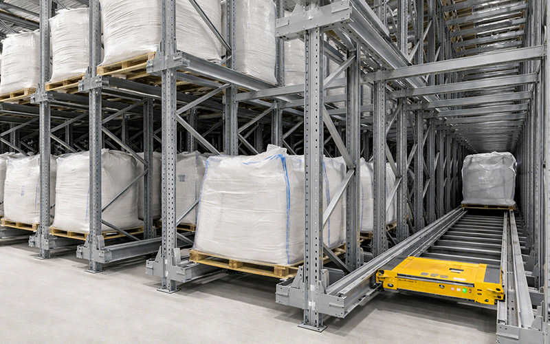 A Pallet Shuttle rendszer egy innovatív, félautomata raklapos állványrendszer, amely lehetővé teszi a raklapok mélycsatornás, sűrű tárolását anélkül, hogy a targoncáknak behajtaniuk kellene az állványok közé